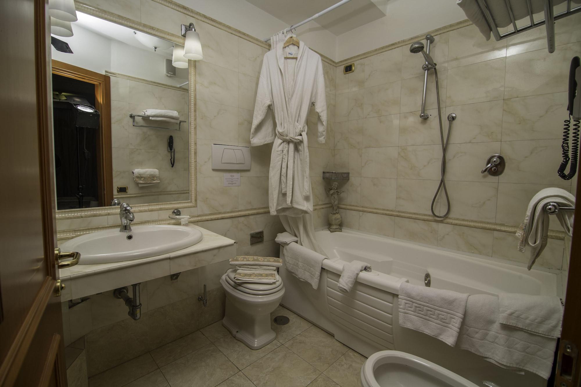 Luxury H 2000 Couette-café 3*